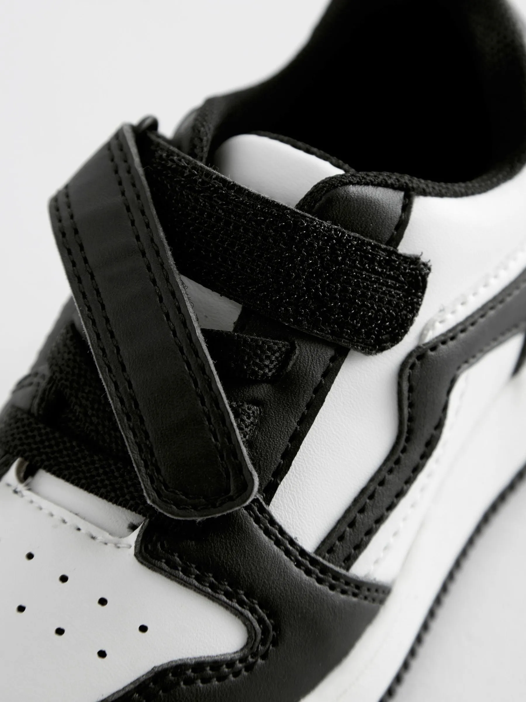 Black/White Lifestyle Trainers